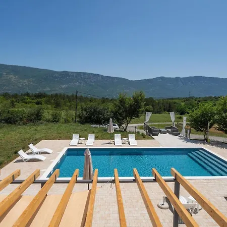 ヴィラ Roti With Pool And Sauna *